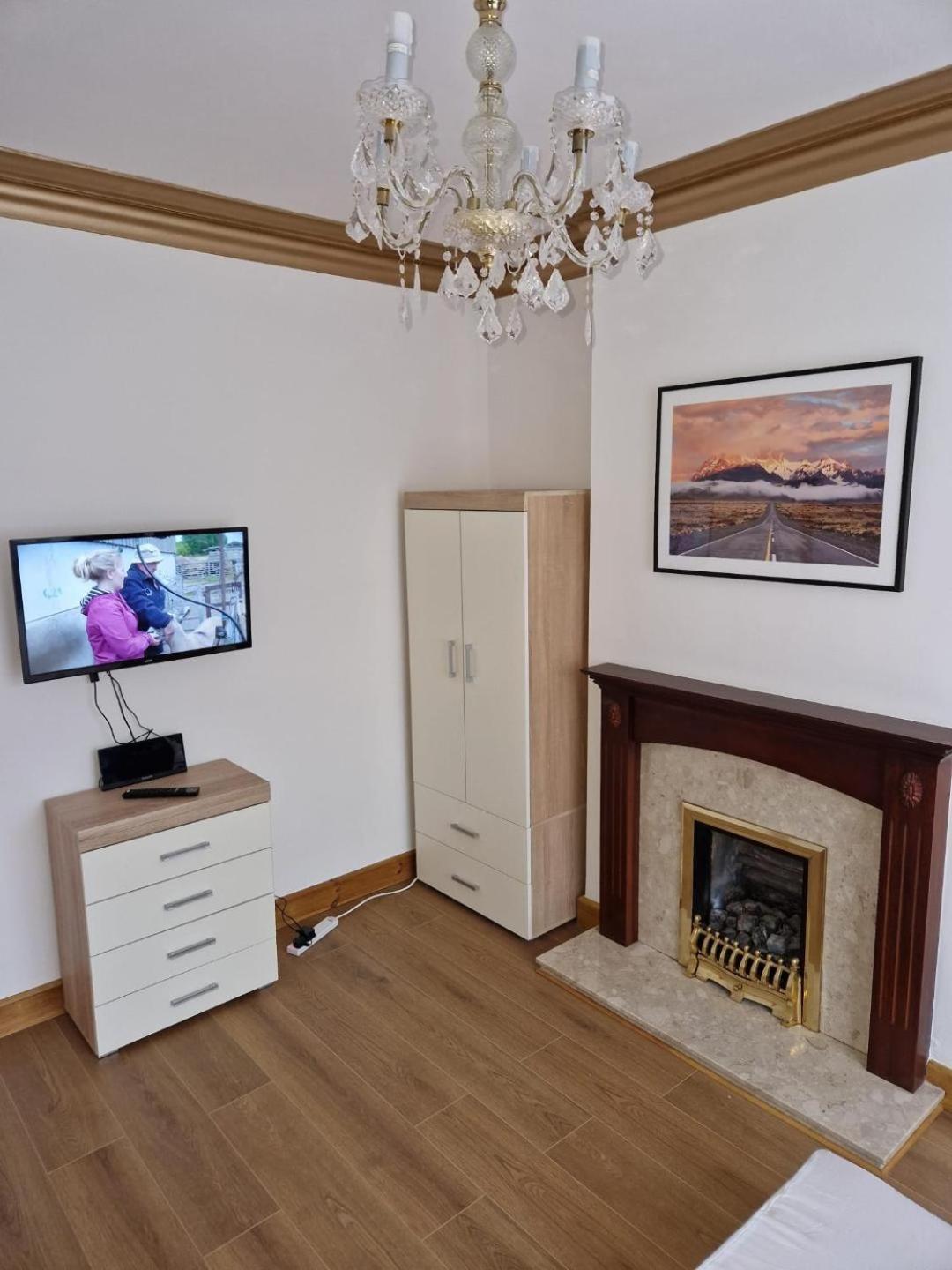 Отель Uplands Grove Bungalow Вулвергемптон Экстерьер фото