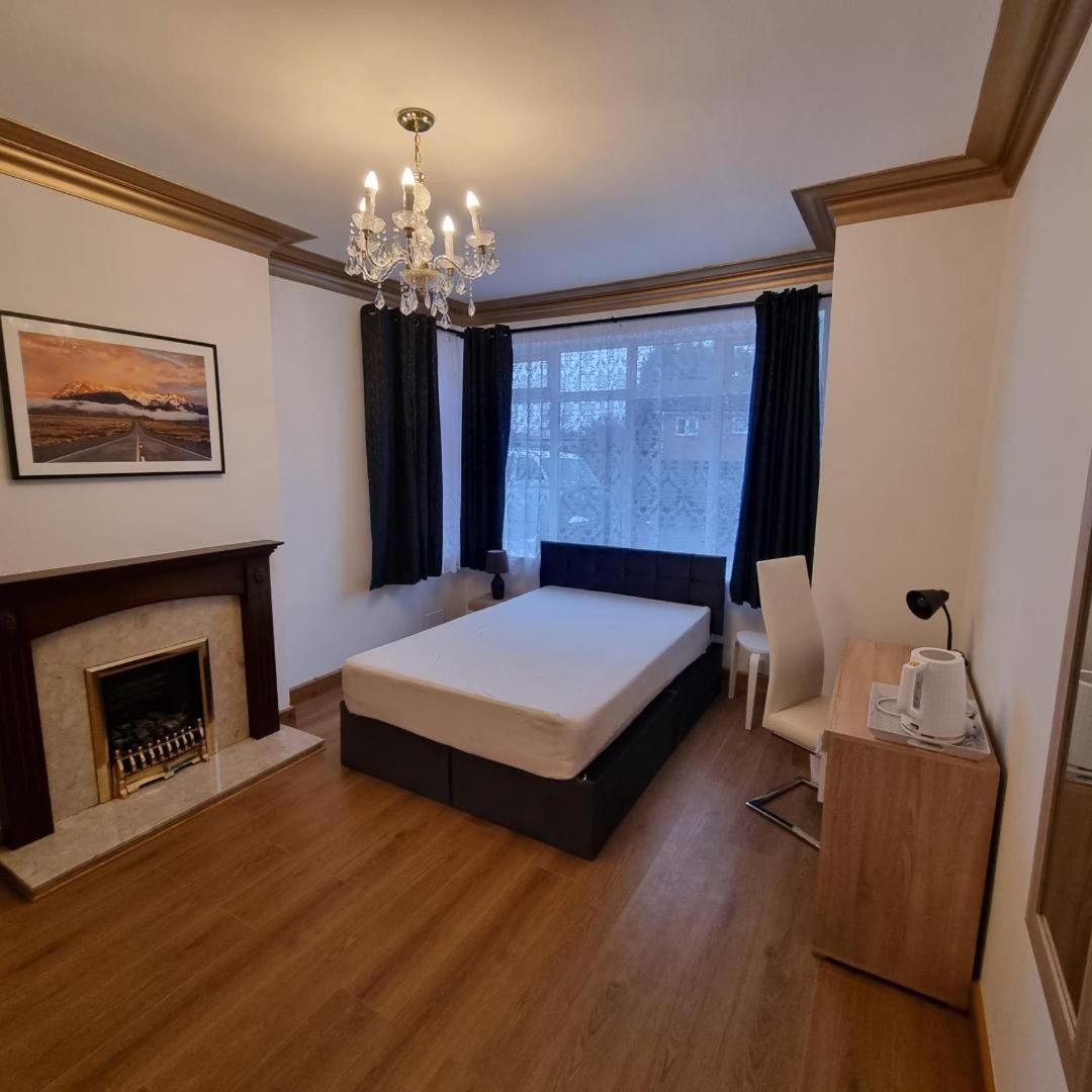 Отель Uplands Grove Bungalow Вулвергемптон Экстерьер фото