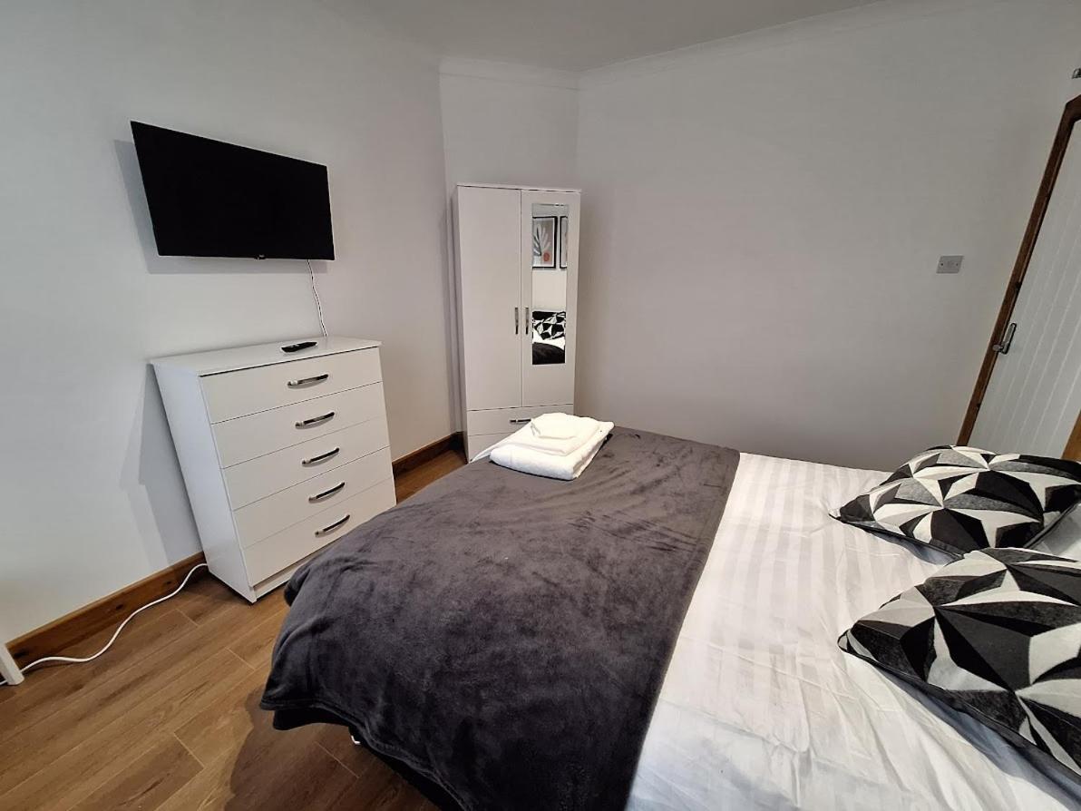 Отель Uplands Grove Bungalow Вулвергемптон Экстерьер фото