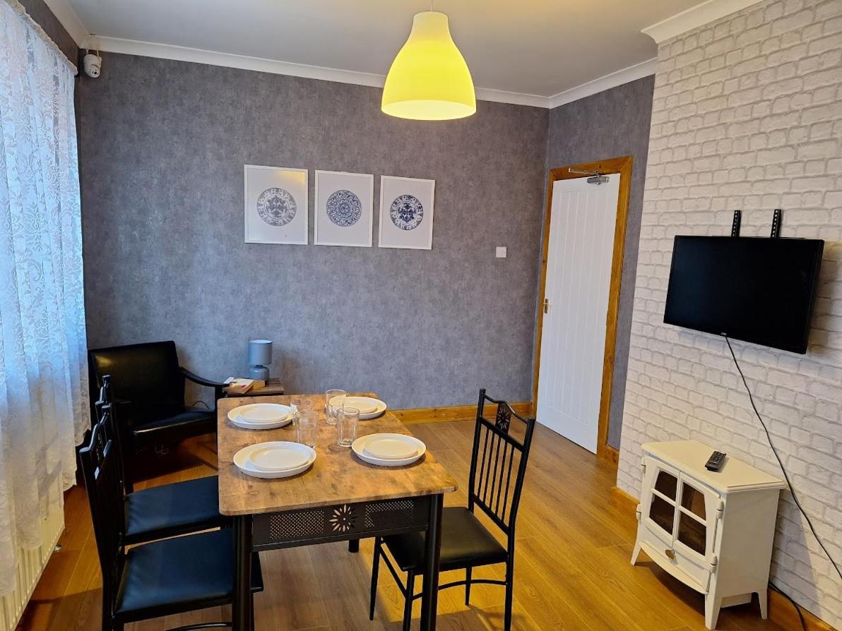 Отель Uplands Grove Bungalow Вулвергемптон Экстерьер фото