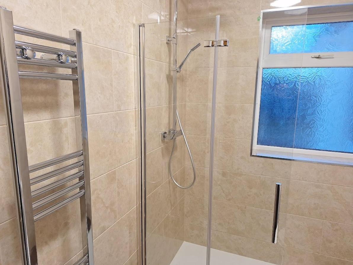 Отель Uplands Grove Bungalow Вулвергемптон Экстерьер фото